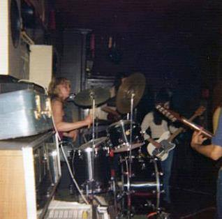 Luisma1974's tweet image. Time to put another one that don't think is gonna make the book but that #IronMaiden fans, surely are going to like. Here's a Smiler rehearsal with Doug Samson, Steve Harris, Tony Clee arm and guitar + Dennis Wilcock arm and hair #EddieMadeMeDoIt