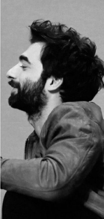 Yahya Kemal bir kelime için 25 yıl bekletmiş şiirini,

Sen O kelimesin..