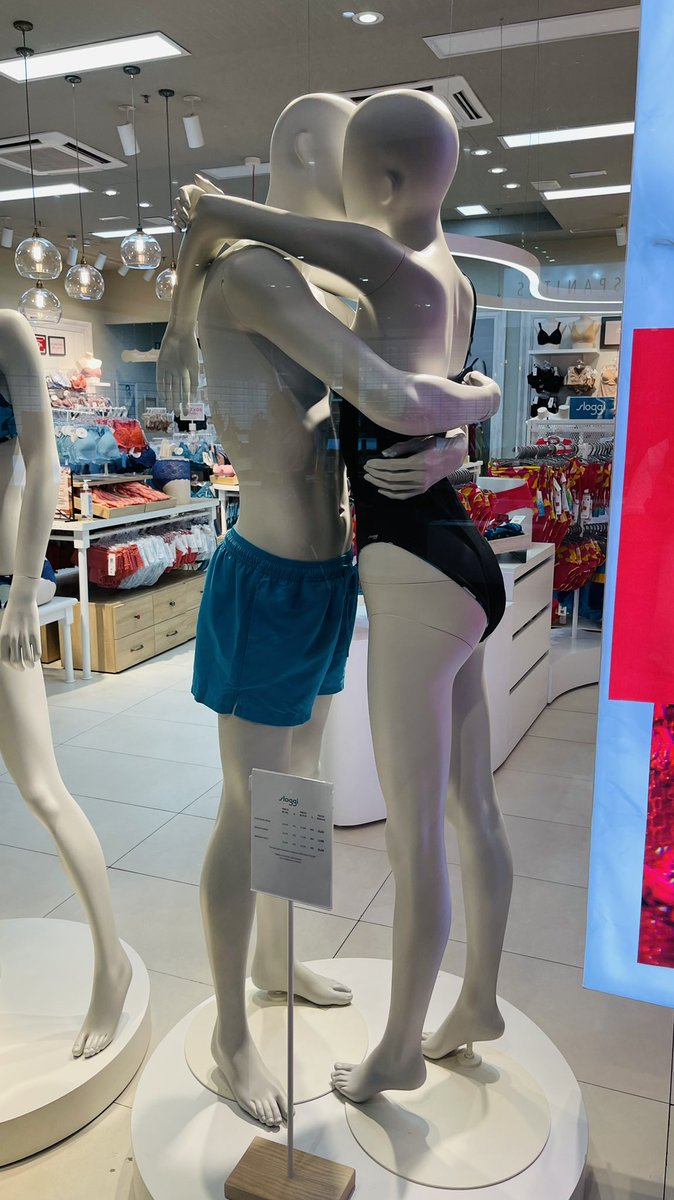 EsAlanbrito's tweet photo. Siempre me había preguntado  como se hacían los maniquíes de niños https://t.co/Ck9FbIgfNU