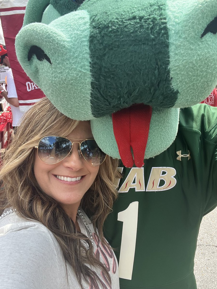Brittany_MSgirl's tweet photo. Fun day today being a judge for @thebellcenter Tailgate Challenge with @LaurenSisler ! https://t.co/nwyOhuKxfy