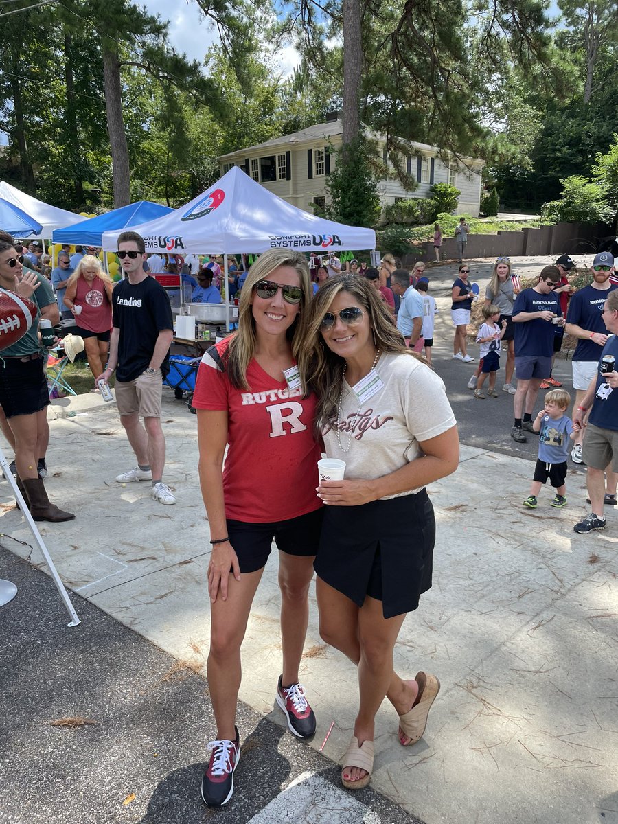 Brittany_MSgirl's tweet photo. Fun day today being a judge for @thebellcenter Tailgate Challenge with @LaurenSisler ! https://t.co/nwyOhuKxfy