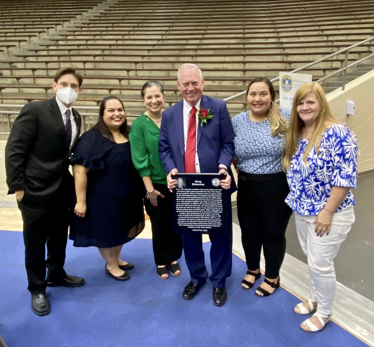 SAISDFoundation's tweet photo. Thanks @GregSimmonsKSAT! Your  @LMS_Spartans are proud to honor your induction in the @SAISD Athletic Hall of Fame! @ksatnews https://t.co/jie1J2P6sq