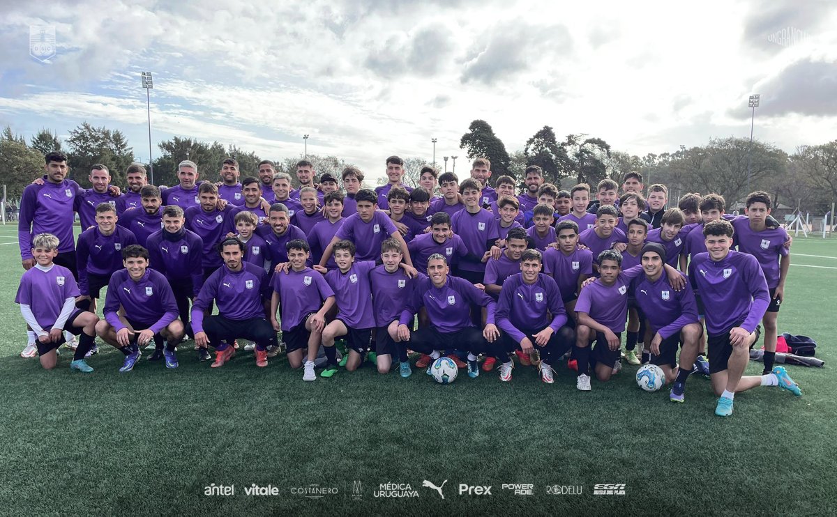 DefensorSp's tweet photo. Previo al viaje a Colonia, el plantel pasó por la práctica de los más chicos para compartir un momento con la generación 2009 de la Escuela "Profe" Santos.

𝐂𝐫𝐚𝐜𝐤𝐬 🟣 https://t.co/7VDotgnQYP