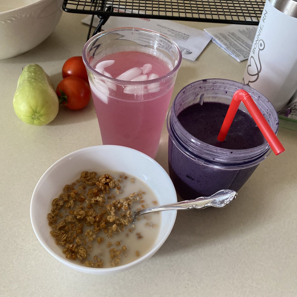 GuineaGirlGamin's tweet image. Ya girl tryna eat healthy again. Got my protein cereal, protein fruit smoothie, electrolyte water and 72oz water bottle 😎 back on that workout grind too!! 🔥