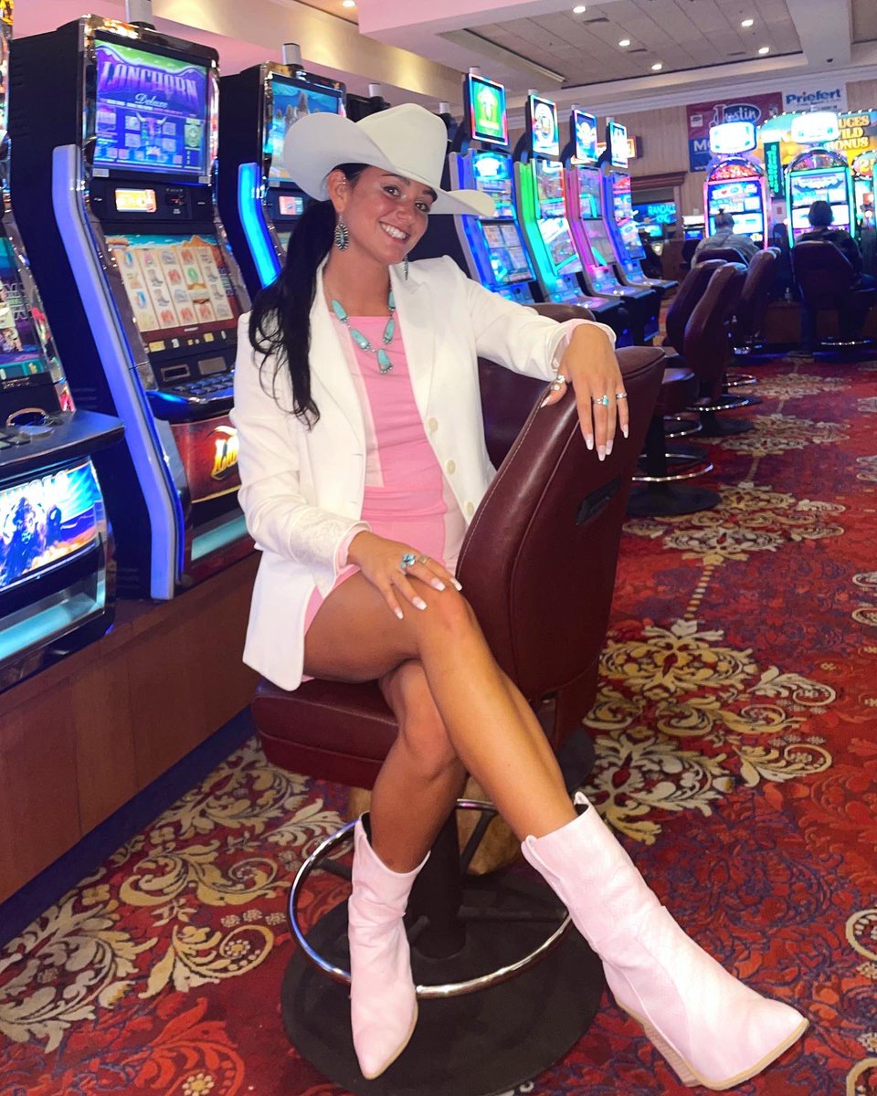 jas15_pan's tweet photo. 1) This NFR will be my 4th year working the event for all 10 days. from my very 1st NFR (when I’d never been to a rodeo other than my hometown) I have put together outfits -  50% borrowed 25% thrifted &amp; 25% from shein. ya girl has been living on pennies every NFR. but this year https://t.co/pRsDyDTrNJ
