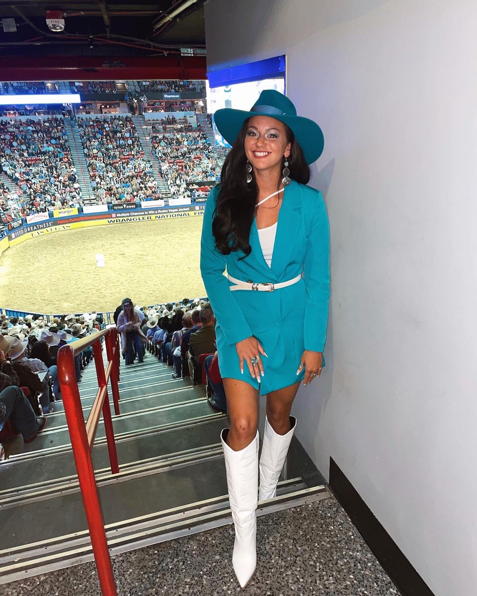 jas15_pan's tweet photo. 1) This NFR will be my 4th year working the event for all 10 days. from my very 1st NFR (when I’d never been to a rodeo other than my hometown) I have put together outfits -  50% borrowed 25% thrifted &amp; 25% from shein. ya girl has been living on pennies every NFR. but this year https://t.co/pRsDyDTrNJ