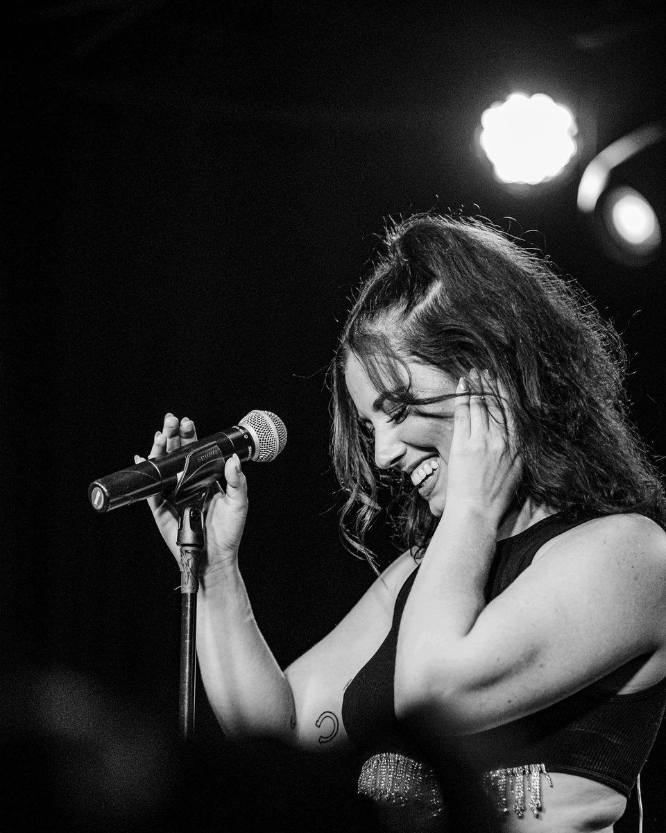 SaraDiamondFans's tweet photo. Here's a few pictures of @saradiamond rocking at SaraX Tour: https://t.co/OqefqL7UXQ