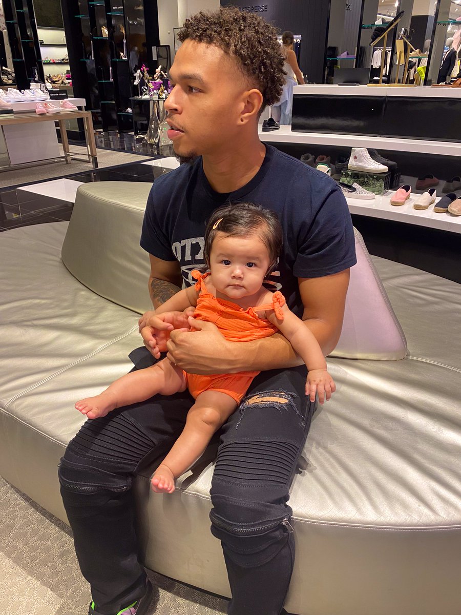 Q_IsMyGod's tweet photo. We never praise the money but we stick to the hustle just to prevent what I went through, you'll never have to struggle. 🧡👑 https://t.co/s2d6xr0yKM