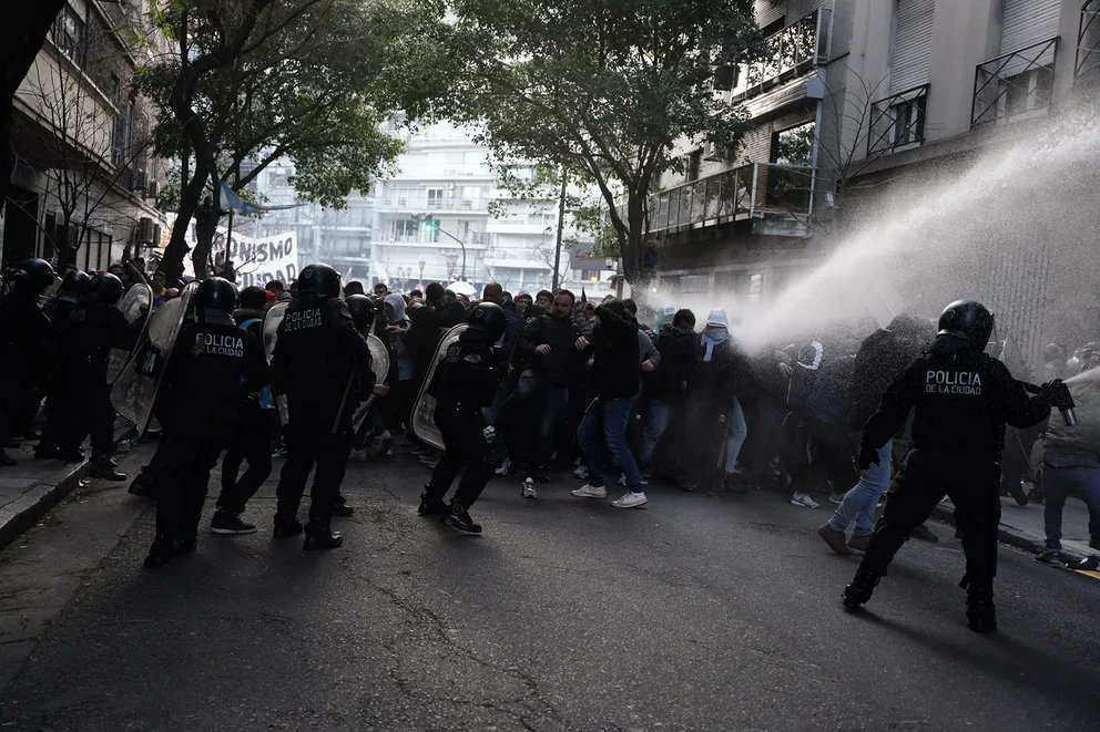 EvitaCABA's tweet photo. Larreta y su policía, una vez más, reprimen una movilización popular. El Jefe de Gobierno de la Ciudad decidió accionar de manera irresponsable para posicionarse en su interna.

Expresamos nuestro total repudio frente a estos hechos. https://t.co/ArojIsKSkE