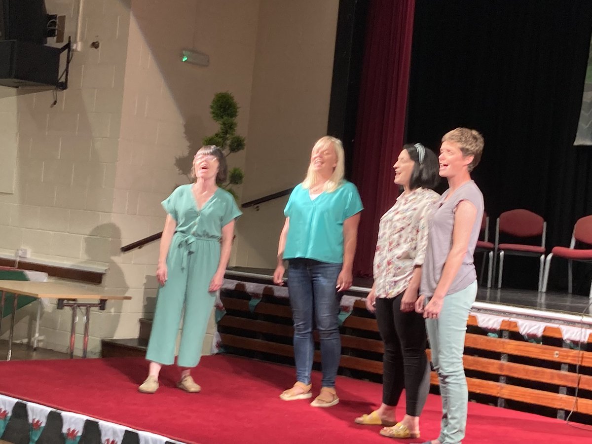 Cystadlu brwd a naws gymunedol <a href="/SteddfodLlanbed/">Steddfod RTJ Llanbed</a> <a href="/JamesPantyfed/">James Pantyfedwen</a> <a href="/drindoddewisant/">Drindod Dewi Sant</a> heno #Llongyfarchiadau i bawb <a href="/Clonc360/">Clonc360</a> <a href="/steddfota16/">CymdeithasSteddfodau</a> #ninôl