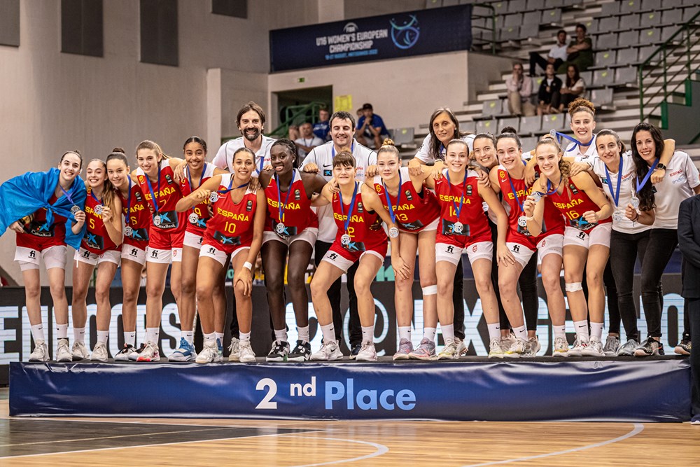 BaloncestoESP's tweet photo. Vuestros esfuerzos, nuestro orgullo 🥈 

Buenas noches 😍 #U16F🇪🇸 

#FIBAU16Europe | #SomosEquipo https://t.co/DiVA367ZC4