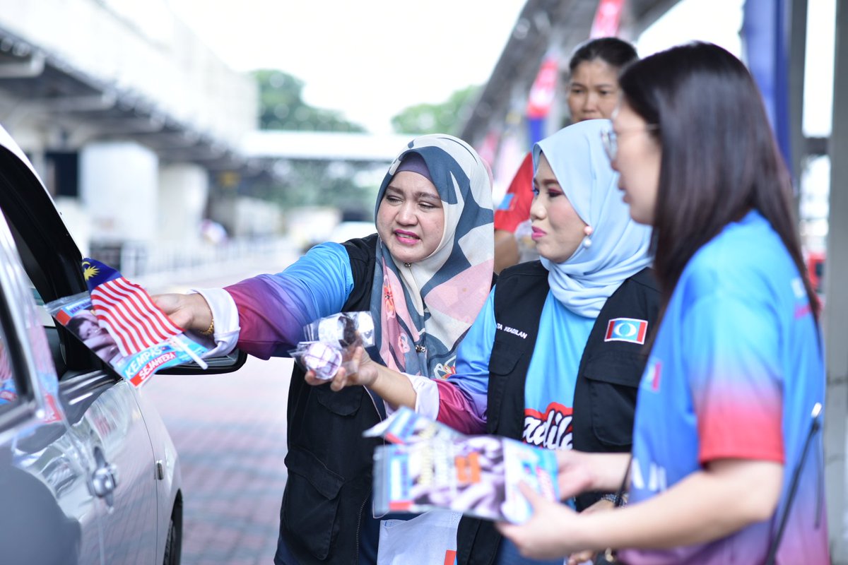 NapsiahKhamis's tweet photo. Merdeka di KEMPAS.
Edaran muffin, bendera , mask , hand sanitizer dan risalah untuk Kempen HORMAT WANITA dan CEGAH KANSER.
Sempat kita ingatkan wanita2 untuk buat pemeriksaan awal bagi mencegah kanser. Dalam risalah kami juga ada penerangan tentang cara2 penjagaan.
#Kempas https://t.co/bKnzbtscxZ