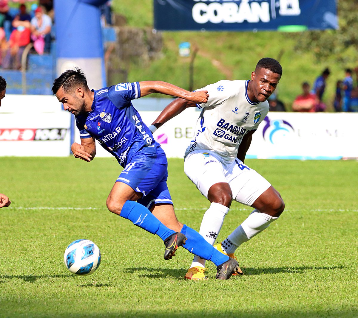 IsiEspantzay's tweet photo. ¡NUEVA DERROTA DE COMUNICACIONES! 

Cobán Imperial venció 2-1 a Comunicaciones FC en el Estadio Verapaz. 

Los príncipes azules son líderes absolutos del Torneo #Apertura2022 

⚽️ ⚽ Nicolás Martínez (2)
⚽ Descontó Luis Ángel Landín

https://t.co/P4IVNSuZ1h https://t.co/ULL4TdEyN1