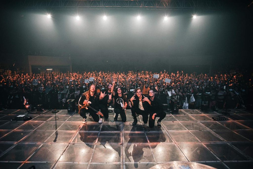 themaine's tweet photo. XOXO world tour. Live in Manila 🖤 That one was special, you make us feel like family. We promise it won’t be another 4 years until we come back. See you next time???? 

📸: Joel Garcia for @pulpliveworld https://t.co/zTorV93Ib5