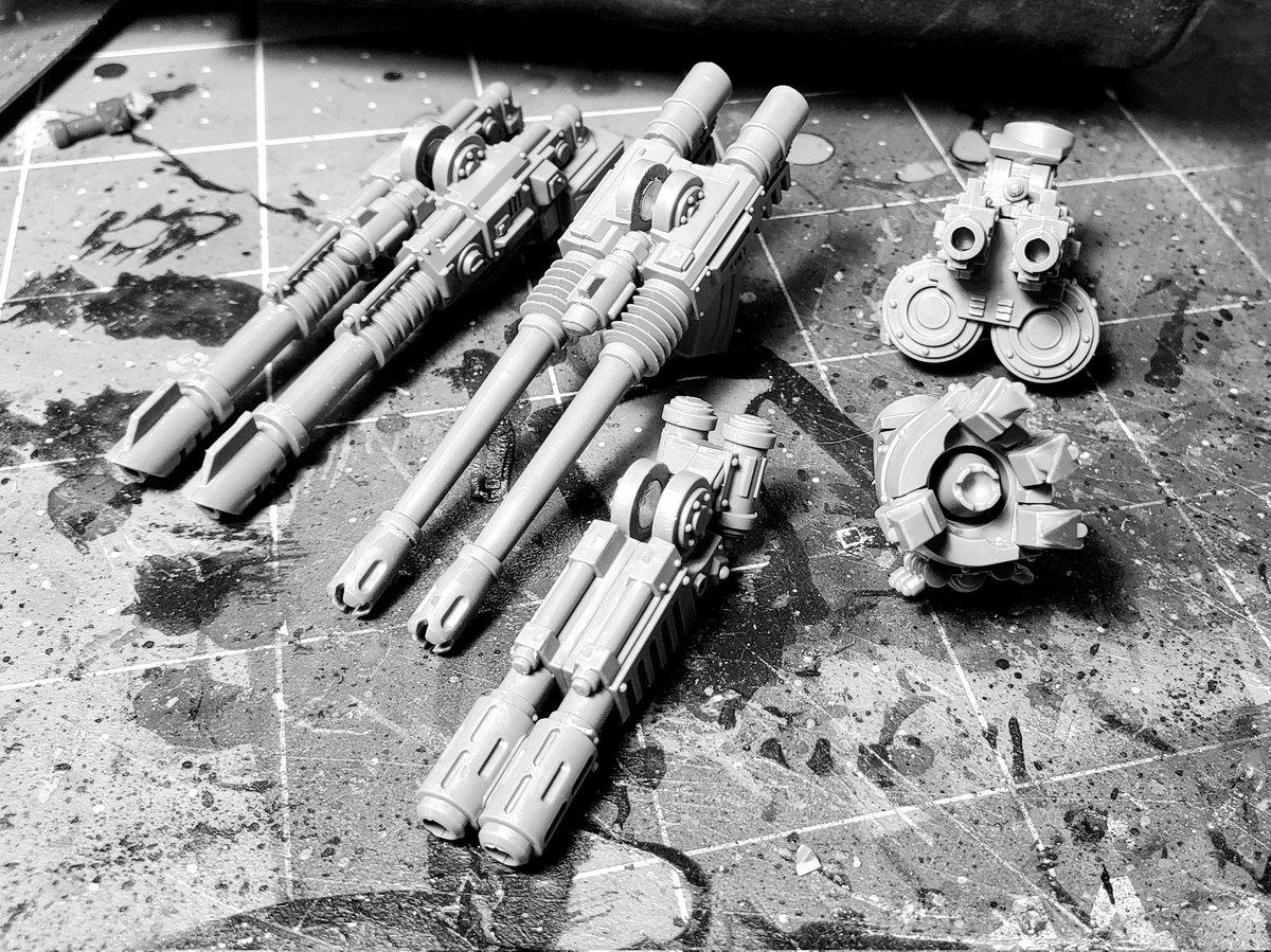 #hobbystreak day 216 and 217; yesterday based some ork fellows and today made a 40k blood angels chaplain then worked on the 30k contemptor