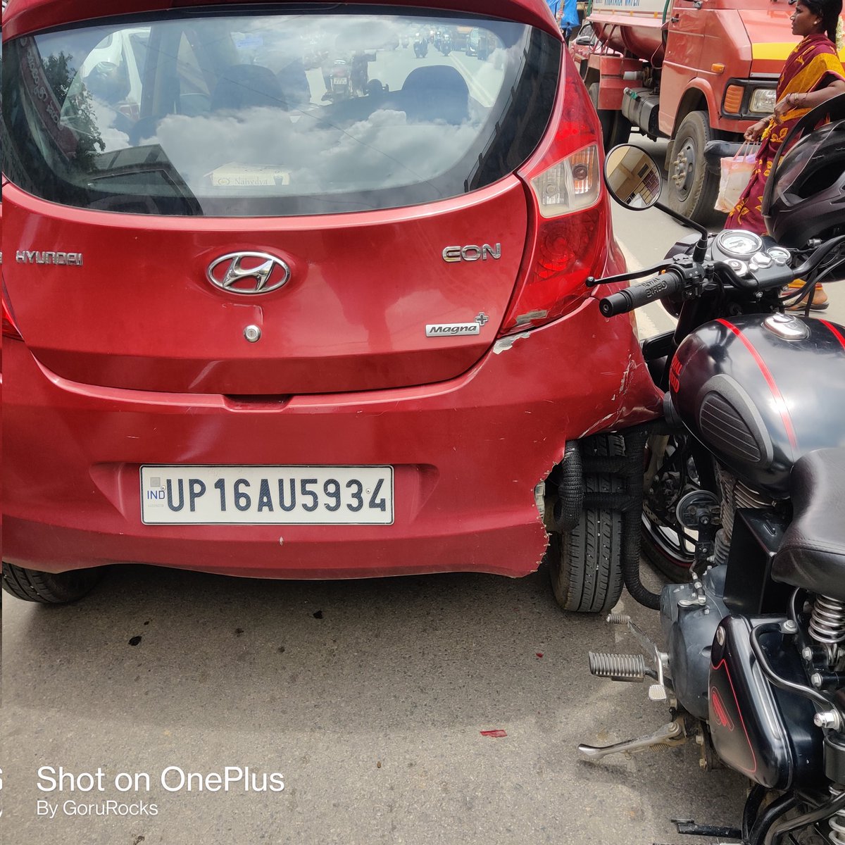 gaurangchandra's tweet photo. This is what happens with outsiders in Bangalore,they hit the vehicle and just leave without even paying for the damage @PoliceBangalore
This bike hit my car and as per him, he was hit by this Maruti 800.They both talked in local language and just left without accepting the fault https://t.co/cLN1KDwOFf