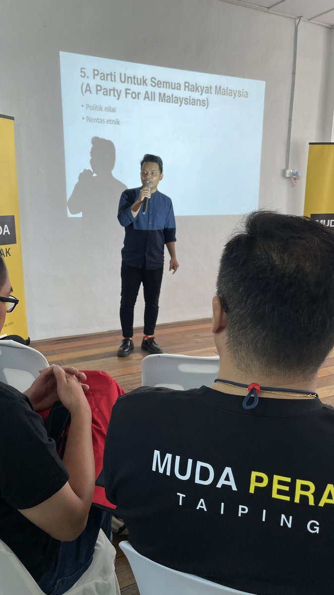 mutalibuthman's tweet photo. Bersama Saudara @amirxabdhadi , Cikgu #SekolahMUDA Perak untuk matapelajaran Ideologi, Falsafah Politik dan Disiplin Organisasi.
#MUDAPerak
#BERGERAK https://t.co/XYl7Uj9vVk