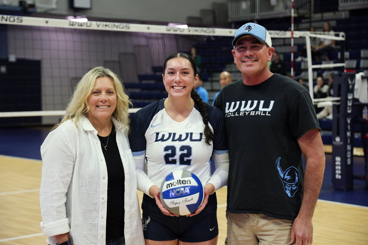 WWUAthletics's tweet photo. VB🏐| Senior Gabby Gunterman was presented a game ball before tonight's match for becoming the 15th player in the 50-year history of @WWUVolleyball to record 1000 career kills. Her parents Bill and Shelly joined her on the court to share this great moment. Great work Gabby! https://t.co/eCJYH0r8ye