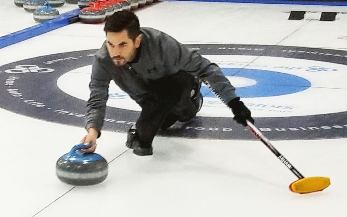 CurlingZone's tweet photo. Aaron Sluchinski and Jacob Libbus in an extra end at the @curlingstadium @abcurlseries in Leduc! 

Last game left on the ice, winner is into the playoffs! #extraend #curling 

WATCH HERE:
https://t.co/egTsbkYN3G https://t.co/ASMgr3SYgP