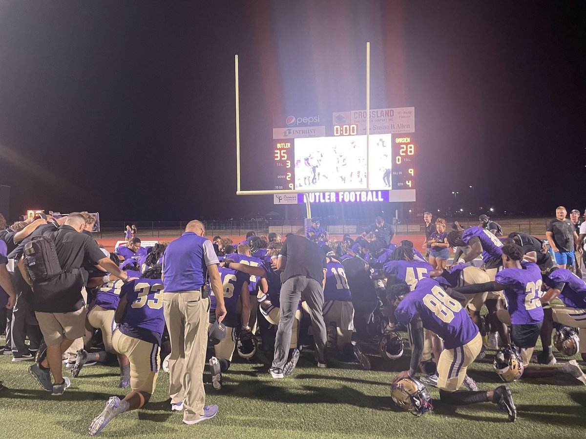 GRIZZLIES WIN!!! 

BRICE VIGNERY’S FIRST WIN AS A HEAD COACH

Butler 35
Garden 28

#RoarGrizz🐻