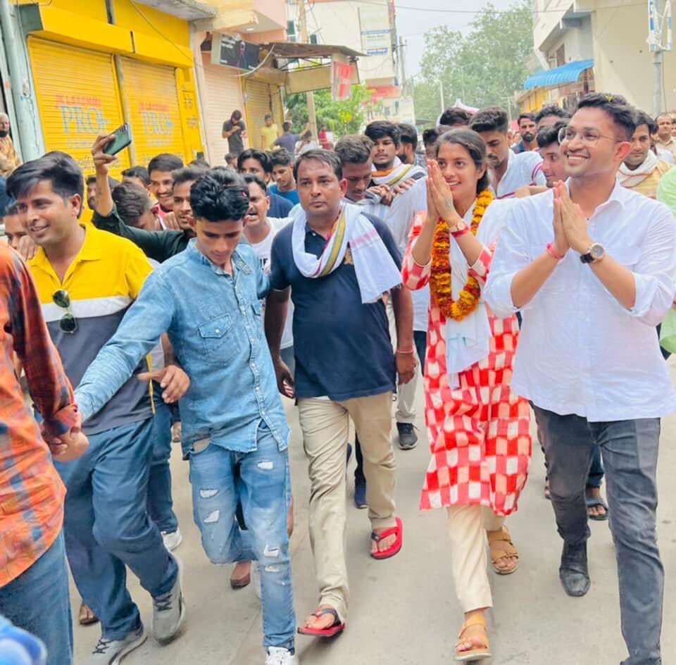 निहारिका तो बहाना था,
असल नियत...
खुद की नेतागिरी चमकाना था।
