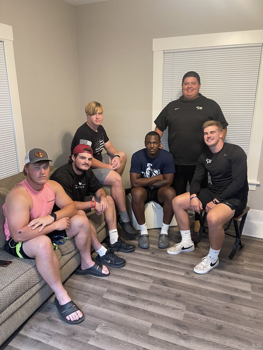 CoachBargas's tweet photo. SUPERBACKS DINNER WAS A SUCCESS! BURGERS, HOTDOGS, and FOOTBALL! Now I’m ready to see the PANCAKES this season!  #Loyalty2022 https://t.co/VVOY8D800p