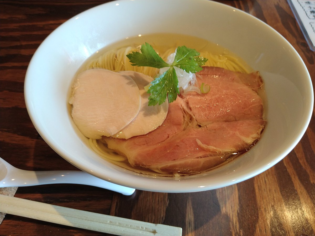 monkeymonkey777's tweet photo. 今日はこちら「麺屋グノン」さんにて淡麗塩ラーメンと後追い飯を。炭焼きバルのお店のランチ営業でメニューは塩のみ。スープは透き通ったあっさりめ、麺はもちもちでチャーシューも良き✨最後は追い飯を頼み、ご飯の上にスープをかけてパルメザンチーズと白トリュフオイルでリゾット風に。 https://t.co/0qXZ8GzXmb