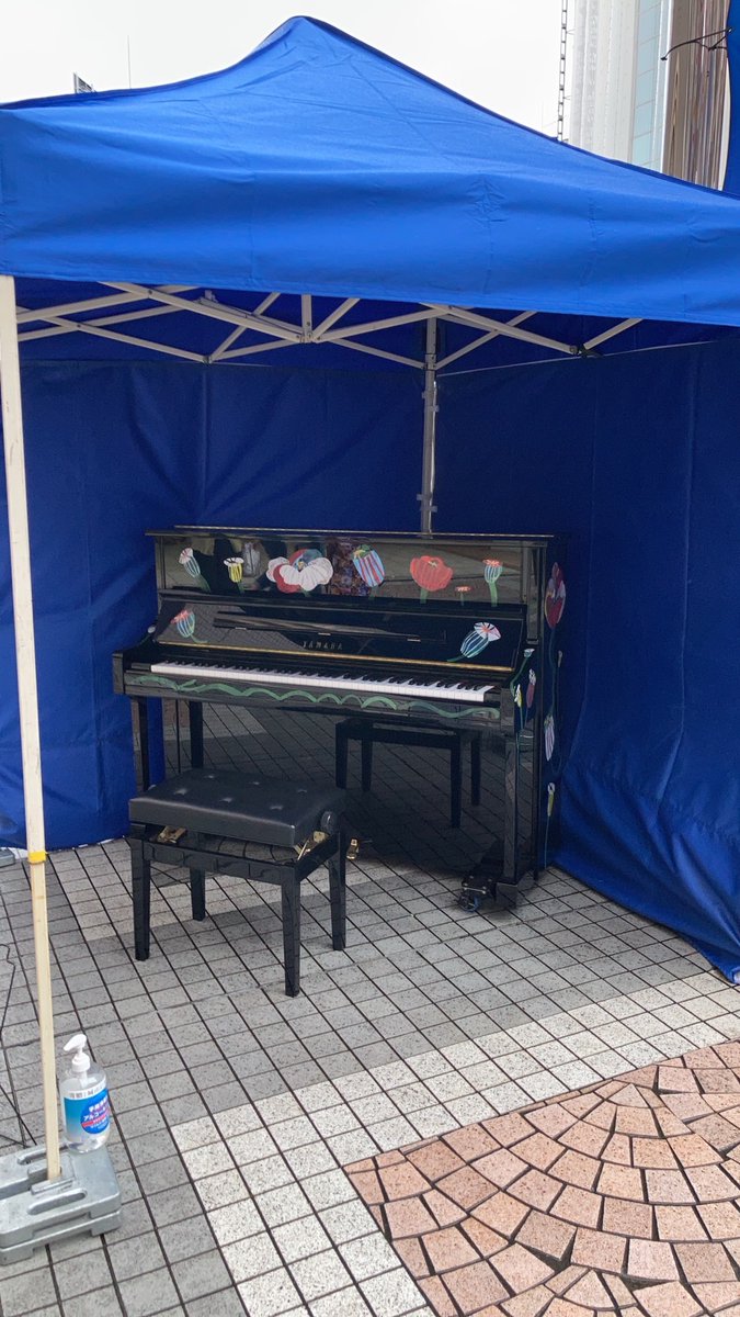 oidontaku's tweet photo. ストリートピアノ（街角ピアノ）。天気が微妙ですが、予定通り開催してます！
是非ピアノを弾きに来てください。
12:00~17:00頃まで弾けます！
 #大井どんたく #大井町駅  #街角ピアノ #ストリートピアノ https://t.co/JJjBdaDmYx