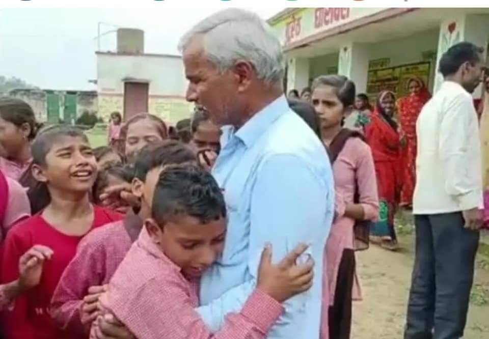 pankajsingh9795's tweet photo. इसमे प्रधानाध्यापक का क्या दोष?जब खाना प्रधान बनवाते हैं और ये दशा हर विद्यालय की है कि न तो समय पर न कभी पूरा राशन MDM के लिए भेजते है प्रधान।किताबे अब तक नही आई है उसका जिम्मेदार भी टेंडर वालों को घोषित करदिया ऊपर न किसी का वेतन रुका न कोई निलंबित क्यों?
@UPGovt https://t.co/MglYSEo5no
