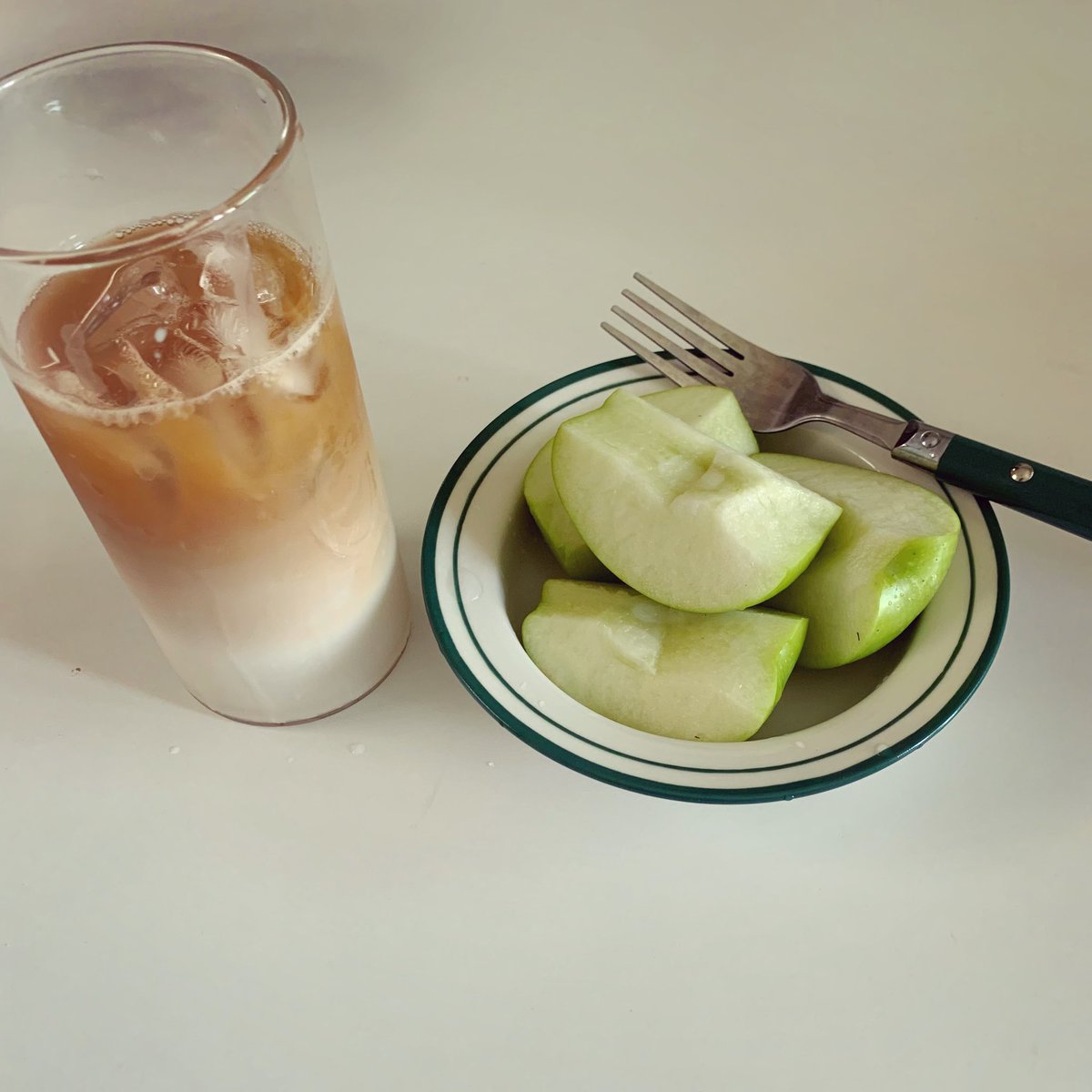 aozstudio's tweet photo. 매일에서 오트 밀크 나와서 아이스 라떼 만들어 봄 슴슴한거 좋아하는 강원도 입맛인 나에게는 딱이다 기본맛 단맛 다 그냥 마시기에도 좋았음 https://t.co/yOxI82dgI6
