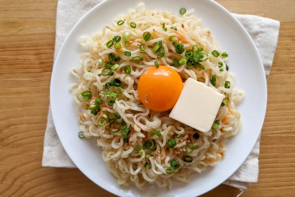 サッポロ一番でアレンジレシピ。秒で食べちゃう「ラー油塩バター油そば」。