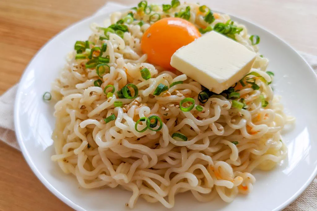 サッポロ一番でアレンジレシピ。秒で食べちゃう「ラー油塩バター油そば」。
