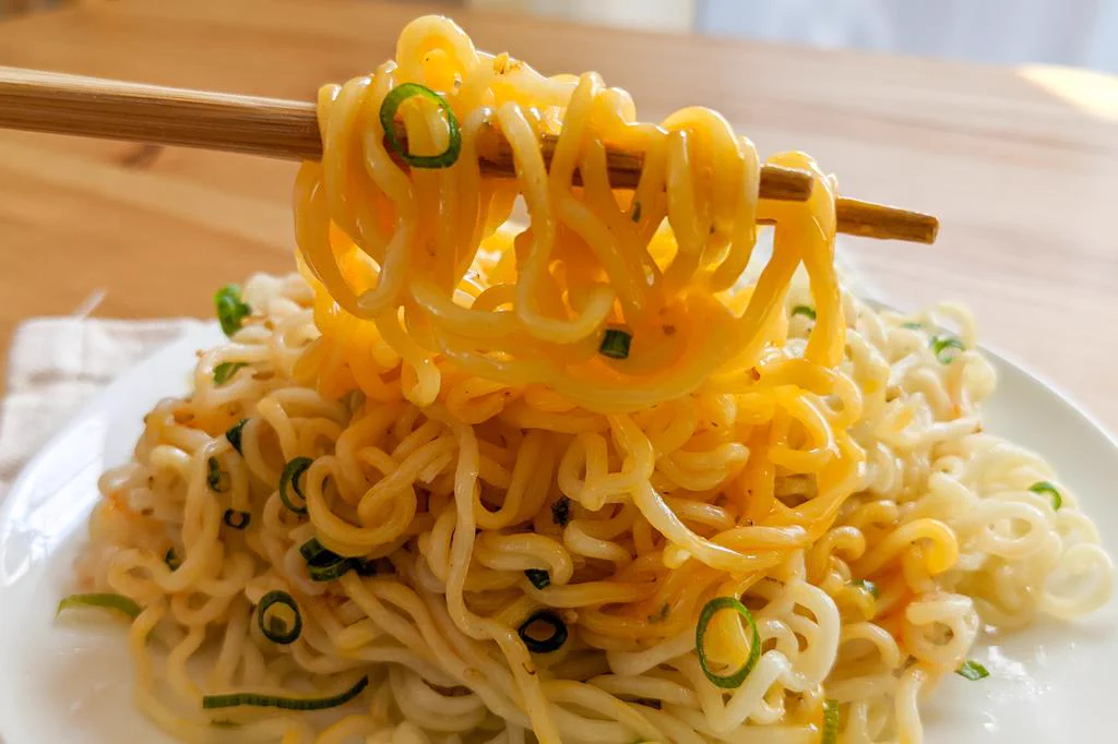 サッポロ一番でアレンジレシピ。秒で食べちゃう「ラー油塩バター油そば」。