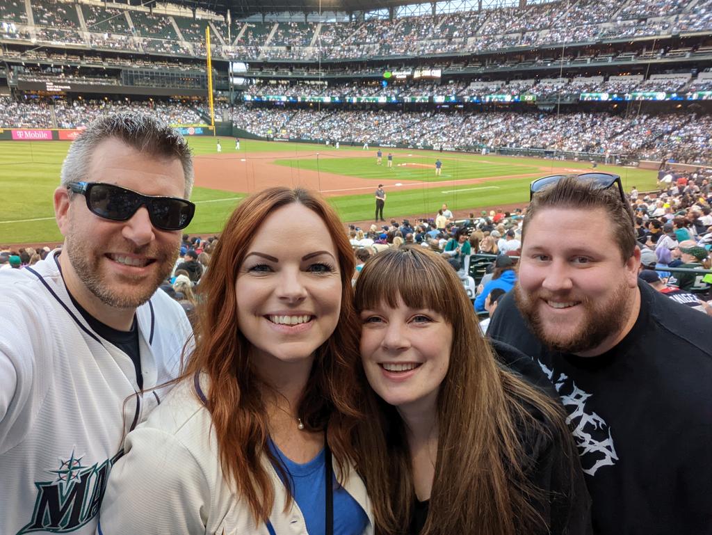 KT_Sue's tweet photo. Celebrating the GOAT. #ichiro #marinershof #seausrise #WHEREiROOT https://t.co/Muaf6XbKxD