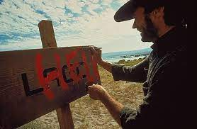 merlinpapin3's tweet photo. .@Jouxplane83 .@tbarnaud Ce soir sur @ARTEfr le film #LHommedesHautesPlaines de et avec #ClintEastwood (1973) avec aussi #VernaBloom #MariannHill #BillyCurtis #GeoffreyLewis #JackGing #StefanGierash https://t.co/BpNO4QIrpU
