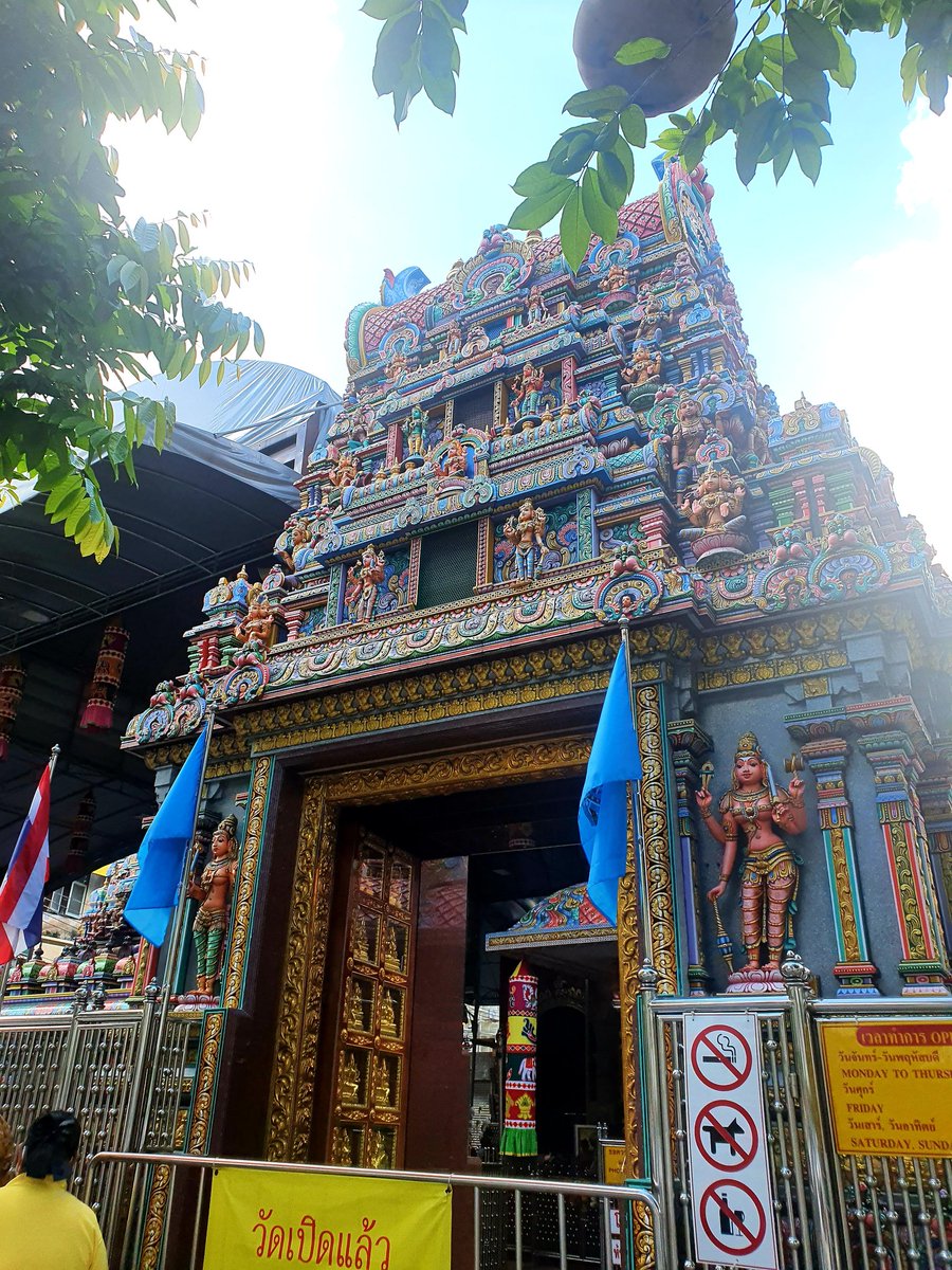 musingadvocate's tweet image. Paying my respects at the #SriMahaMariamman temple this morning. It was a buzzing atmosphere with #OmShaktiNamaha mantra being chanted. Cleansing spirit and path.