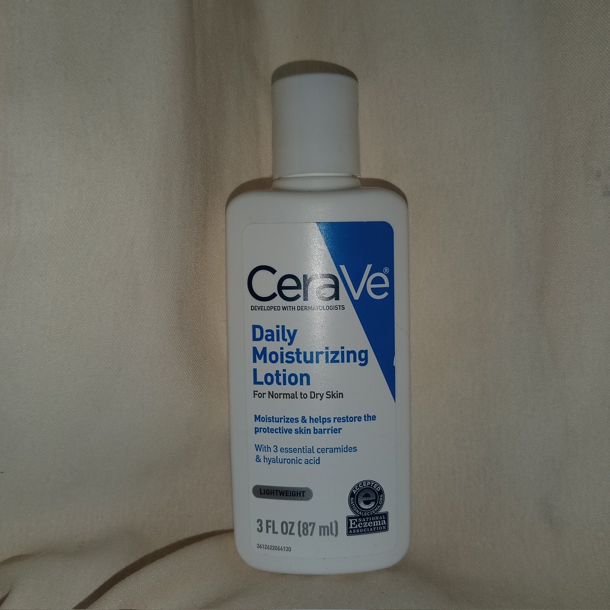 aleyzaast's tweet photo. wts 
Preloved Cerave Moisturizing Lotion USA 87ml (dijual karena ga cocok) 
💸Rp. 105.000
Dom jakarta timur https://t.co/dIEjeF3GUr