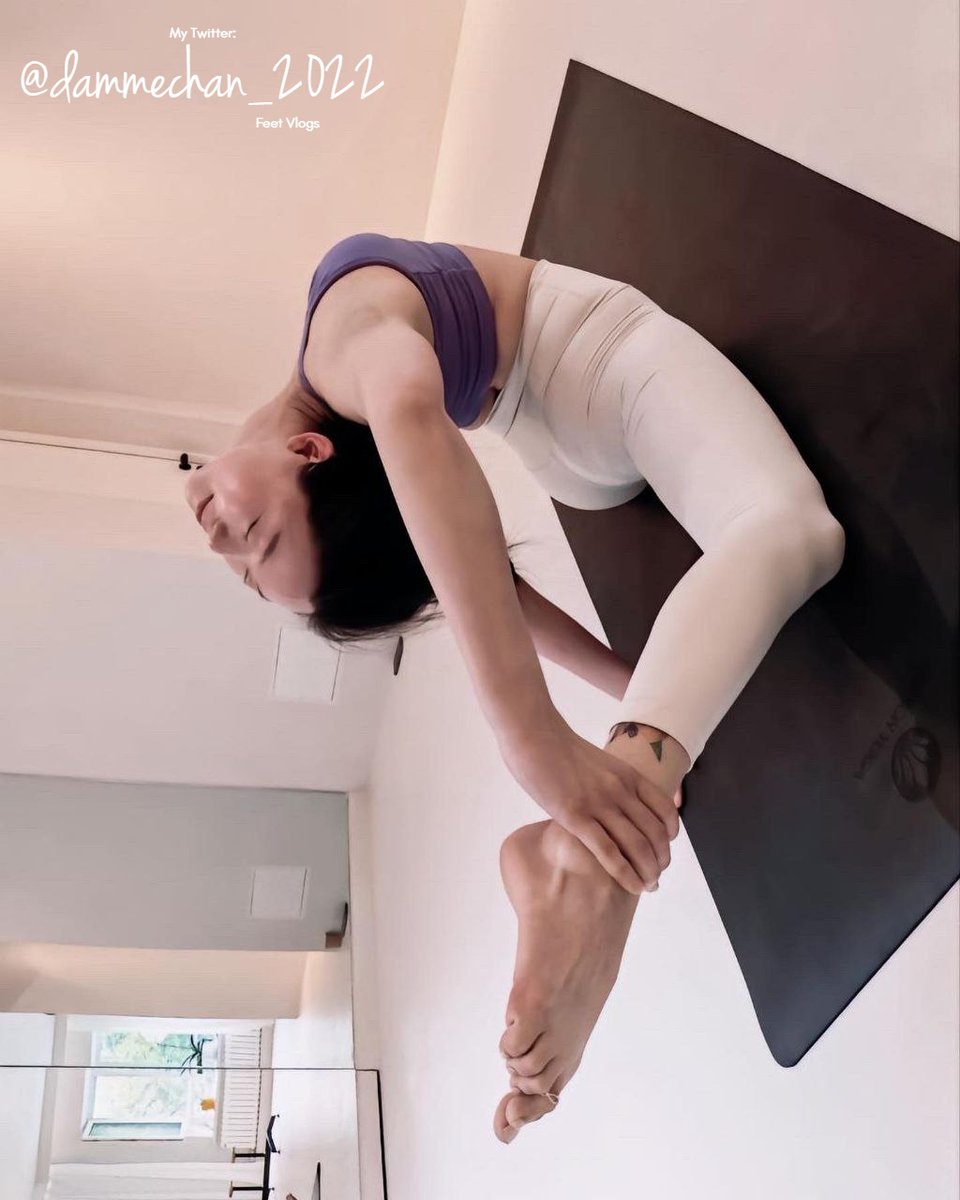 ashiura_feti_jp's tweet photo. Series: FEET BOOK 📕👣#74
Category: YOGA - GYMGIRLS 🤸‍♀️#5
#FootPhotos⏩1  

#足控 #絲襪 #黑絲 #裸足 #足の裏 #腿控 #腿 #腳 #腳趾 #腳控 #美腳 #美足 #脚底 #足 #戀足 #長腿 #toes #feetlovers #feet #foot #GYMGIRLS #yoga #bodyfit #sexygym #sexyyoga #seefeet https://t.co/hrJ1DUs7Az