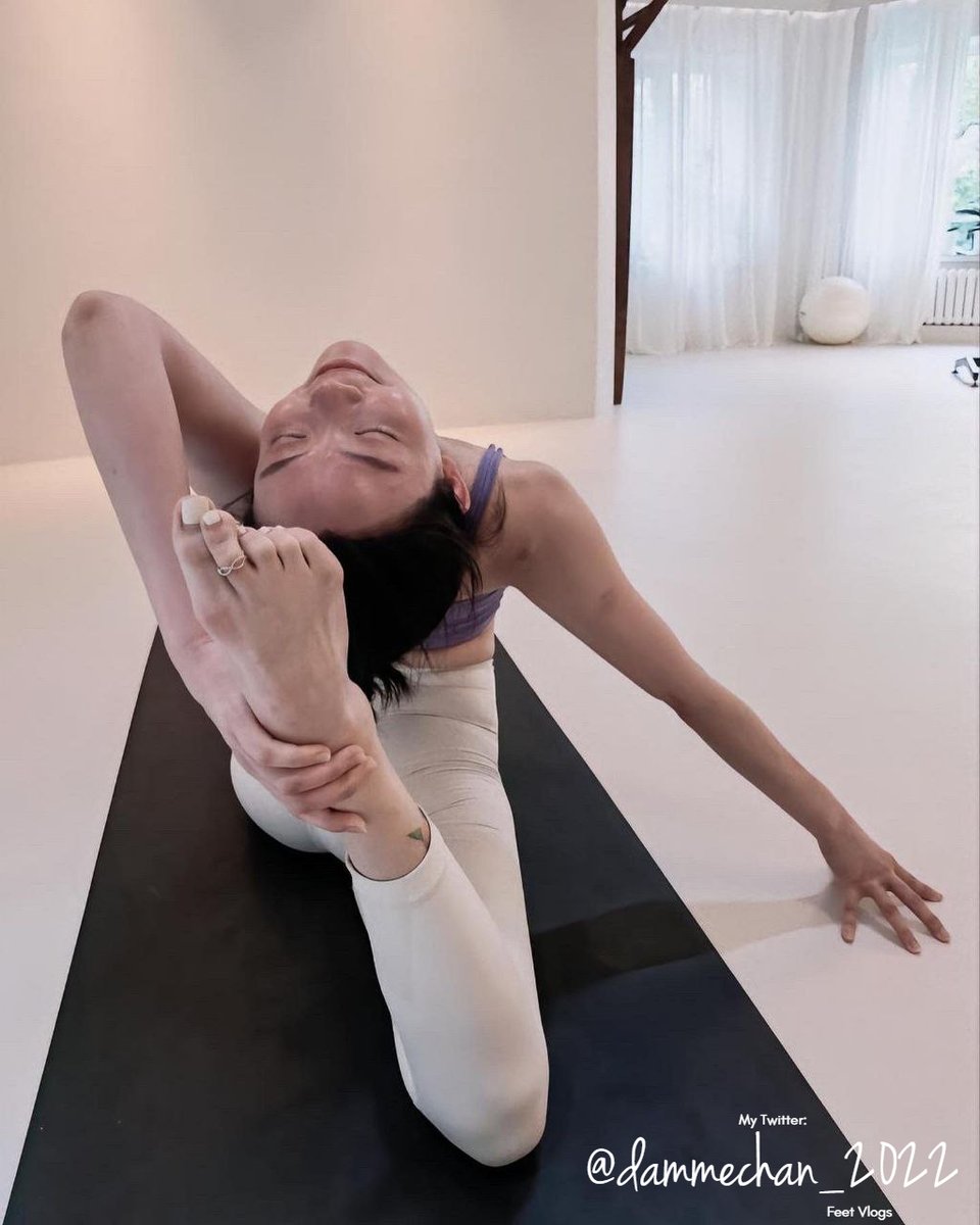 ashiura_feti_jp's tweet photo. Series: FEET BOOK 📕👣#74
Category: YOGA - GYMGIRLS 🤸‍♀️#5
#FootPhotos⏩1  

#足控 #絲襪 #黑絲 #裸足 #足の裏 #腿控 #腿 #腳 #腳趾 #腳控 #美腳 #美足 #脚底 #足 #戀足 #長腿 #toes #feetlovers #feet #foot #GYMGIRLS #yoga #bodyfit #sexygym #sexyyoga #seefeet https://t.co/hrJ1DUs7Az