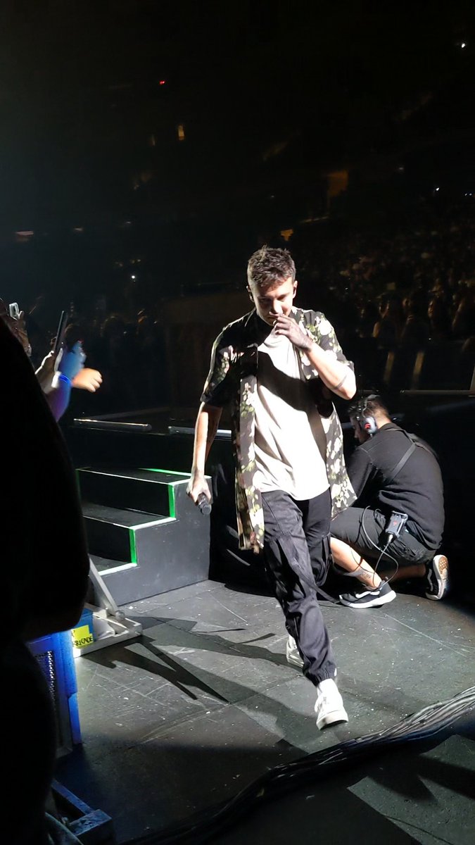 bloggersayswhat's tweet photo. For my late night frens, @tylerrjoseph you look cool #icytour #icymsg https://t.co/3wx4GZM6Ni