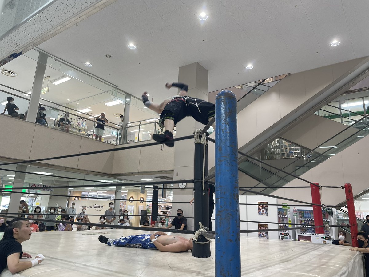 PillRobinson's tweet photo. 今日は京都→学生プロレス→
メインのクオリティーが高い！
セコンドの盛り上げも良い！

#イズミヤ六地蔵興行
#関西学生プロレス https://t.co/t1CMmr34so