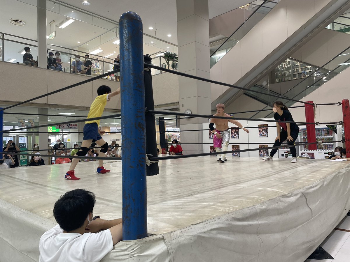 PillRobinson's tweet photo. 今日は京都→学生プロレス→
メインのクオリティーが高い！
セコンドの盛り上げも良い！

#イズミヤ六地蔵興行
#関西学生プロレス https://t.co/t1CMmr34so