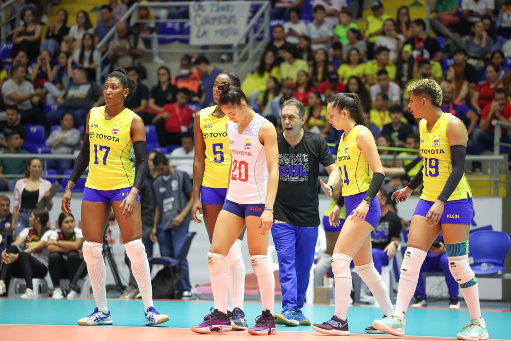 MinDeporteCol's tweet photo. Histórico, memorable, épico… Se agotan los calificativos para lo hecho por la selección Colombia de voleibol femenina. Superó 3-1 al campeón olímpico y número uno del mundo, Estados Unidos, en la Copa Panamericana en Hermosillo 🇲🇽 y ahora va por el título. https://t.co/MyMs4uC0Gh