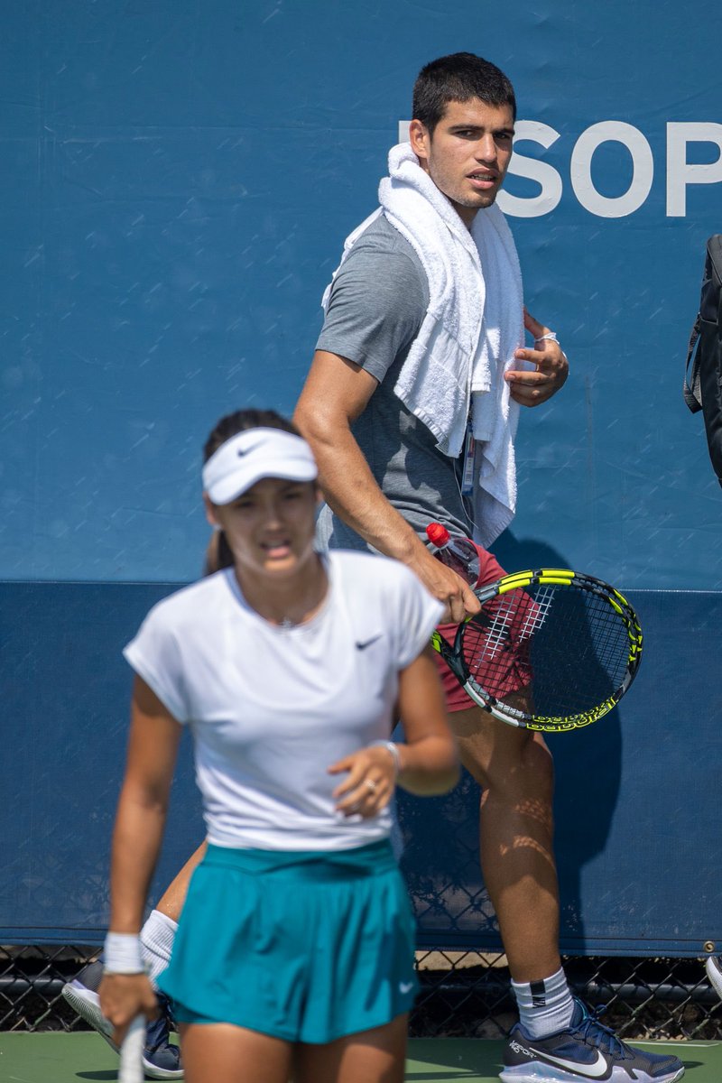 fi_sonic's tweet photo. Photos; Emma Raducanu, Casper Ruud &amp; Carlos Alcaraz.. #PractiseSession #USOpen #USOpen2022 https://t.co/DEMF6ORZK2