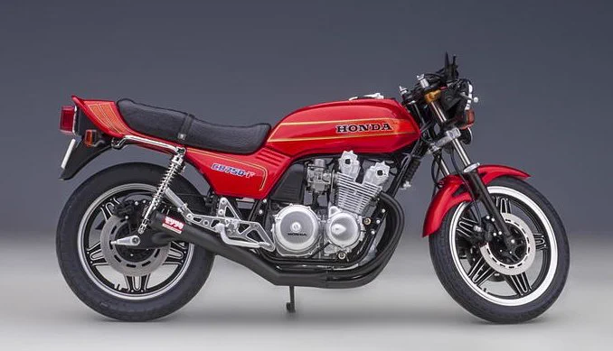 80年代 空前のバイクブーム走り屋の改造3点セットといえば・セパハン・バックステップ・集合管何は無くともコレ(まだレーサーレプリカなんてのが現れる前だが)もちろんこれも、それに準じてます。 