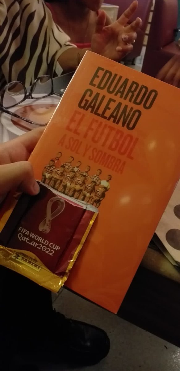 johansebas2299's tweet photo. #85DaysToGo 🇶🇦
La muchacha bonita me dio el libro que quería desde el inicio de la carrera. Además un sobresito donde le salieron 2 escudos, 1 estadio y Coutinho. https://t.co/5Nn9XDSsie