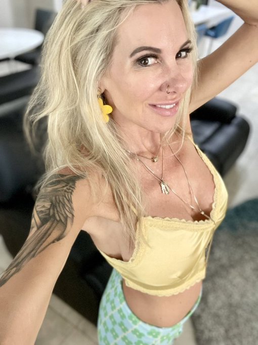 Like my mom bod? https://t.co/cMOYihZbcP