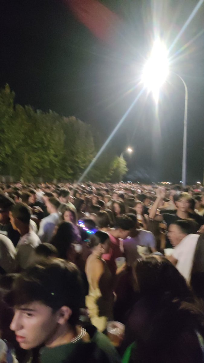 Otro pueblo con su botellón gratuito. <a href="/MasiasEva/">Eva Masías 🇪🇸</a> <a href="/AYTO_CIUDADREAL/">AYTO_CIUDAD REAL</a> <a href="/DvdSerranoM/">David Serrano</a>