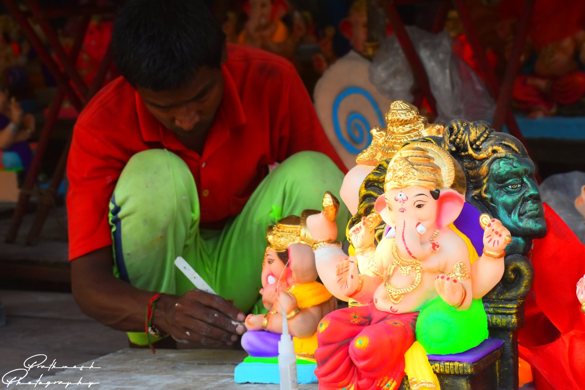 PrathmeshPhoto2's tweet image. भगवान बाजारों में...

गरीब के बच्चे भी खाना खाये  त्योहारों में, इसलिये भगवान खुद बिक जाते है बाजारों में... 

#prathmeshphotography #natgeoyourshot #natgeoindia #nikon #ganpatibappamorya #ahmedabad #ganesh #ganeshchaturthi #india #ganpatifestival #mangalmurtimorya #bappalover