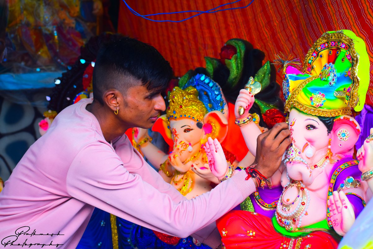 PrathmeshPhoto2's tweet image. भगवान बाजारों में...

गरीब के बच्चे भी खाना खाये  त्योहारों में, इसलिये भगवान खुद बिक जाते है बाजारों में... 

#prathmeshphotography #natgeoyourshot #natgeoindia #nikon #ganpatibappamorya #ahmedabad #ganesh #ganeshchaturthi #india #ganpatifestival #mangalmurtimorya #bappalover